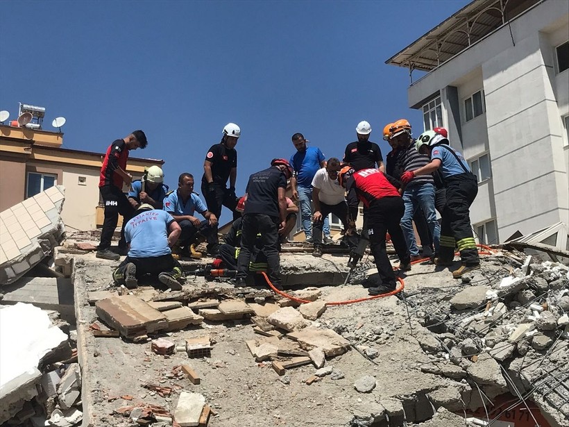 Gaziantep'te ağır hasarlı bina yıkım çalışmaları esnasında çöktü! Enkaz altında kalan operatör hayatını kaybetti - Resim: 12