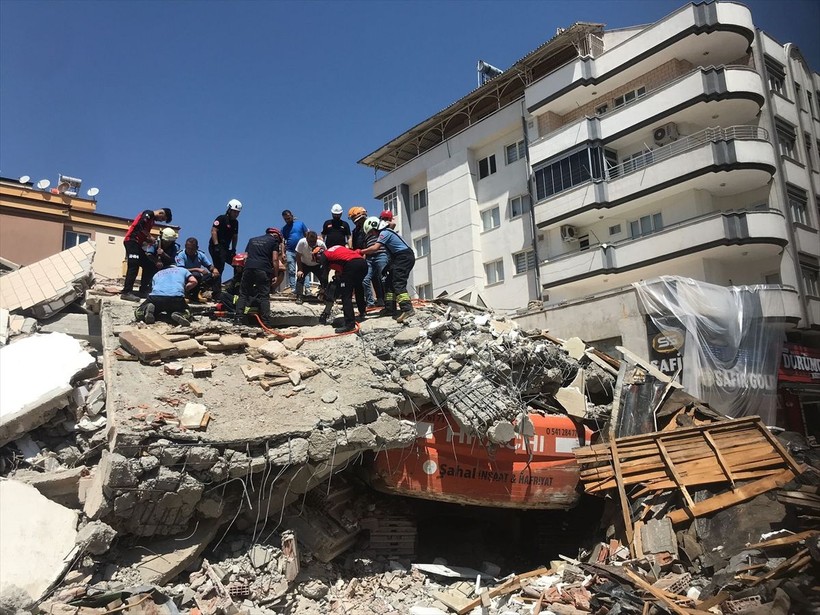 Gaziantep'te ağır hasarlı bina yıkım çalışmaları esnasında çöktü! Enkaz altında kalan operatör hayatını kaybetti - Resim: 11