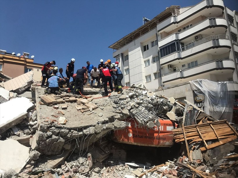 Gaziantep'te ağır hasarlı bina yıkım çalışmaları esnasında çöktü! Enkaz altında kalan operatör hayatını kaybetti - Resim: 10
