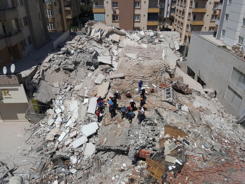 Gaziantep'te ağır hasarlı bina yıkım çalışmaları esnasında çöktü! Enkaz altında kalan operatör hayatını kaybetti - Resim: 2
