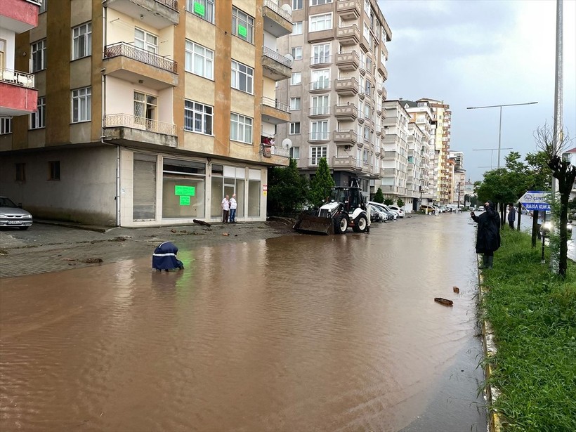 Rize'de şiddetli yağış sebebiyle 8 ev tedbir amacıyla tahliye edildi - Resim: 1