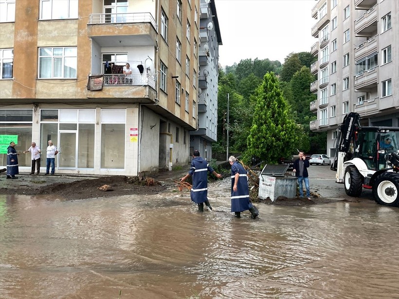 Rize'de şiddetli yağış sebebiyle 8 ev tedbir amacıyla tahliye edildi - Resim: 2