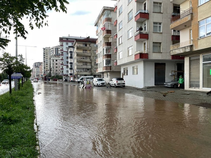 Rize'de şiddetli yağış sebebiyle 8 ev tedbir amacıyla tahliye edildi - Resim: 3