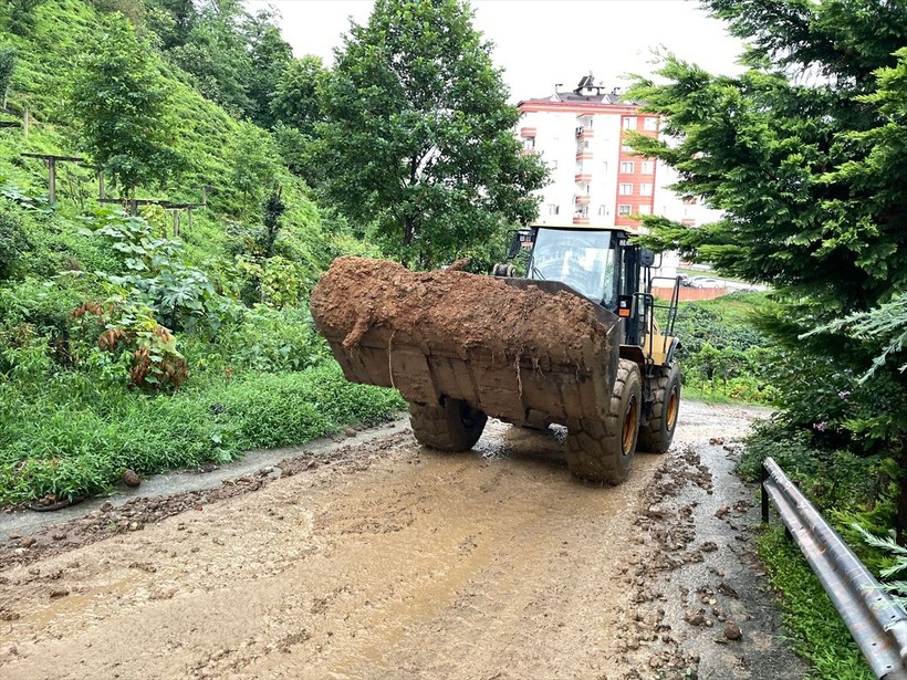 Rize'de şiddetli yağış sebebiyle 8 ev tedbir amacıyla tahliye edildi - Resim: 4