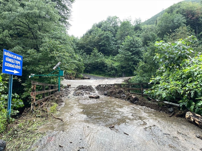 Rize'de şiddetli yağış sebebiyle 8 ev tedbir amacıyla tahliye edildi - Resim: 8