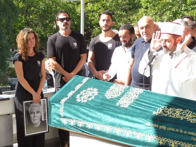 Oyuncu Özge Özpirinçci'nin acı günü! Babası Kadri Emrah Özpirinçci'yi son yolculuğuna uğurladı - Resim: 9