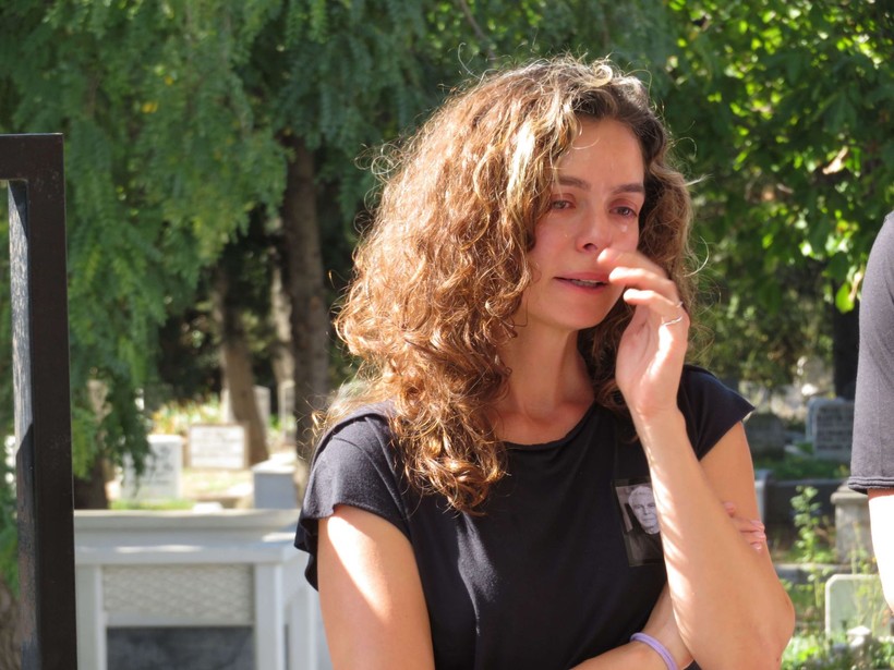 Oyuncu Özge Özpirinçci'nin acı günü! Babası Kadri Emrah Özpirinçci'yi son yolculuğuna uğurladı - Resim: 2