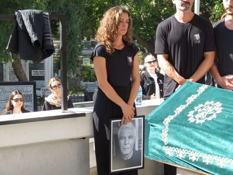 Oyuncu Özge Özpirinçci'nin acı günü! Babası Kadri Emrah Özpirinçci'yi son yolculuğuna uğurladı - Resim: 10