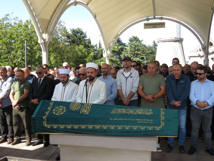 Oyuncu Özge Özpirinçci'nin acı günü! Babası Kadri Emrah Özpirinçci'yi son yolculuğuna uğurladı - Resim: 8