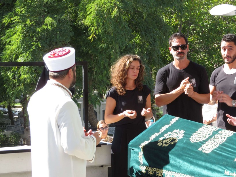 Oyuncu Özge Özpirinçci'nin acı günü! Babası Kadri Emrah Özpirinçci'yi son yolculuğuna uğurladı - Resim: 7