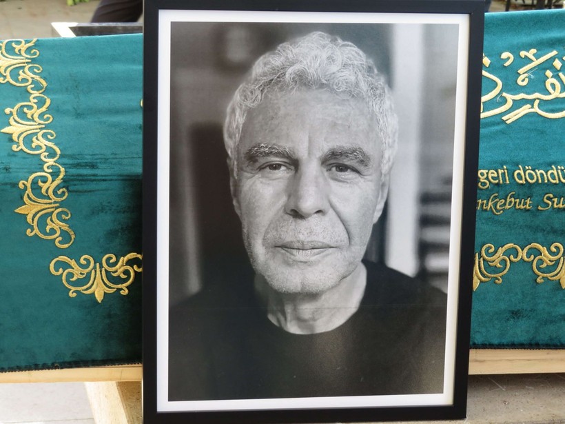 Oyuncu Özge Özpirinçci'nin acı günü! Babası Kadri Emrah Özpirinçci'yi son yolculuğuna uğurladı - Resim: 4