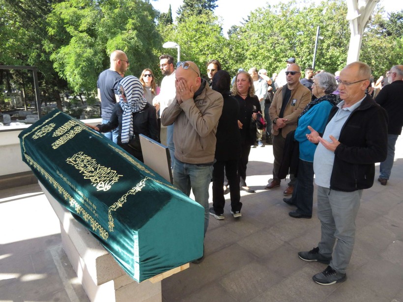 Oyuncu Özge Özpirinçci'nin acı günü! Babası Kadri Emrah Özpirinçci'yi son yolculuğuna uğurladı - Resim: 5