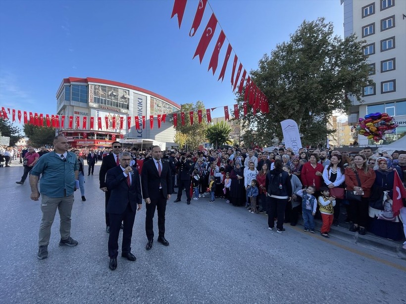 Türkiye iliklerine kadar Cumhuriyet'i kutluyor! Nereye baksan kırmızı-beyaz! 🤍❤️Meydanlarda 7'den 70'e 100. yıl coşkusu - Resim: 28