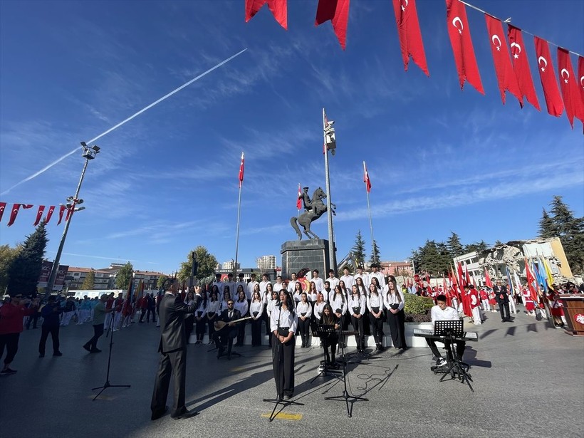 Türkiye iliklerine kadar Cumhuriyet'i kutluyor! Nereye baksan kırmızı-beyaz! 🤍❤️Meydanlarda 7'den 70'e 100. yıl coşkusu - Resim: 29
