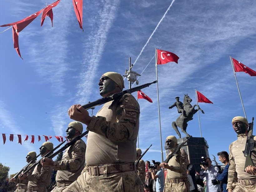 Türkiye iliklerine kadar Cumhuriyet'i kutluyor! Nereye baksan kırmızı-beyaz! 🤍❤️Meydanlarda 7'den 70'e 100. yıl coşkusu - Resim: 30