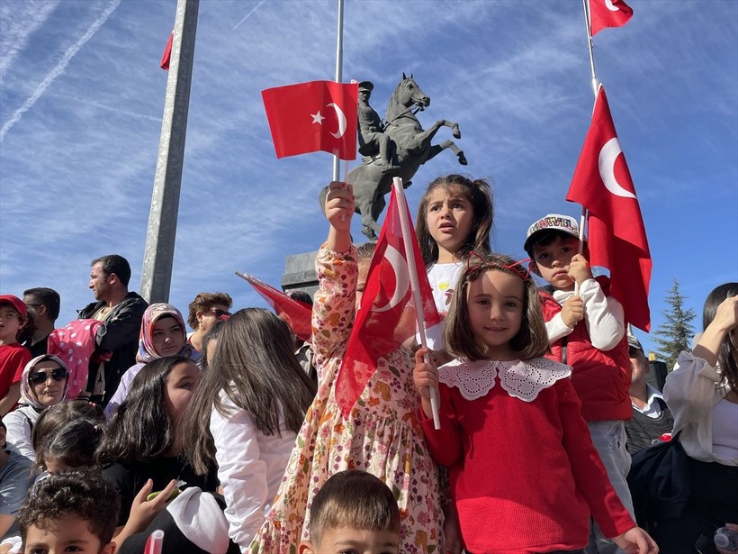 Türkiye iliklerine kadar Cumhuriyet'i kutluyor! Nereye baksan kırmızı-beyaz! 🤍❤️Meydanlarda 7'den 70'e 100. yıl coşkusu - Resim: 31