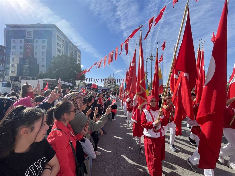 Türkiye iliklerine kadar Cumhuriyet'i kutluyor! Nereye baksan kırmızı-beyaz! 🤍❤️Meydanlarda 7'den 70'e 100. yıl coşkusu - Resim: 32