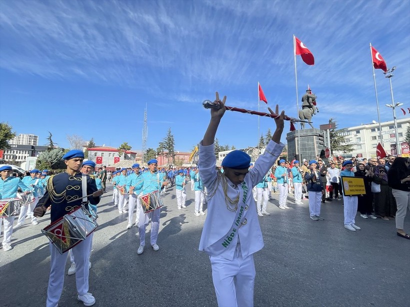 Türkiye iliklerine kadar Cumhuriyet'i kutluyor! Nereye baksan kırmızı-beyaz! 🤍❤️Meydanlarda 7'den 70'e 100. yıl coşkusu - Resim: 33