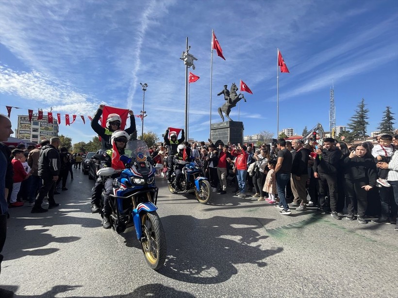 Türkiye iliklerine kadar Cumhuriyet'i kutluyor! Nereye baksan kırmızı-beyaz! 🤍❤️Meydanlarda 7'den 70'e 100. yıl coşkusu - Resim: 34