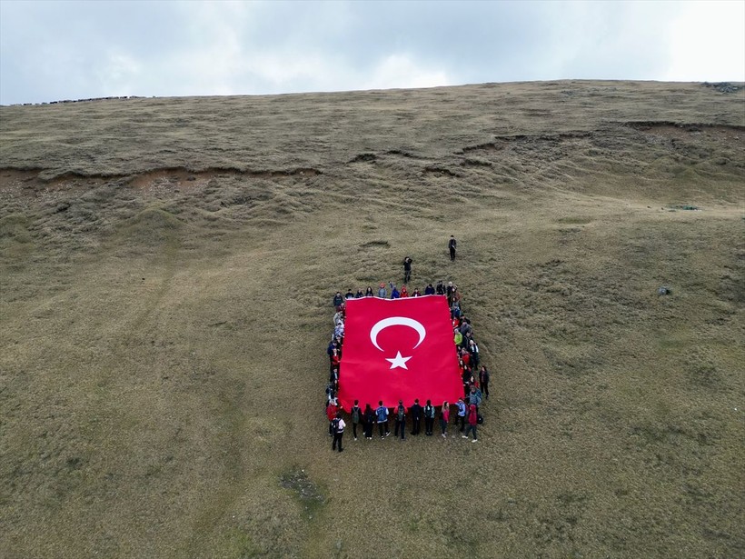 Türkiye iliklerine kadar Cumhuriyet'i kutluyor! Nereye baksan kırmızı-beyaz! 🤍❤️Meydanlarda 7'den 70'e 100. yıl coşkusu - Resim: 200