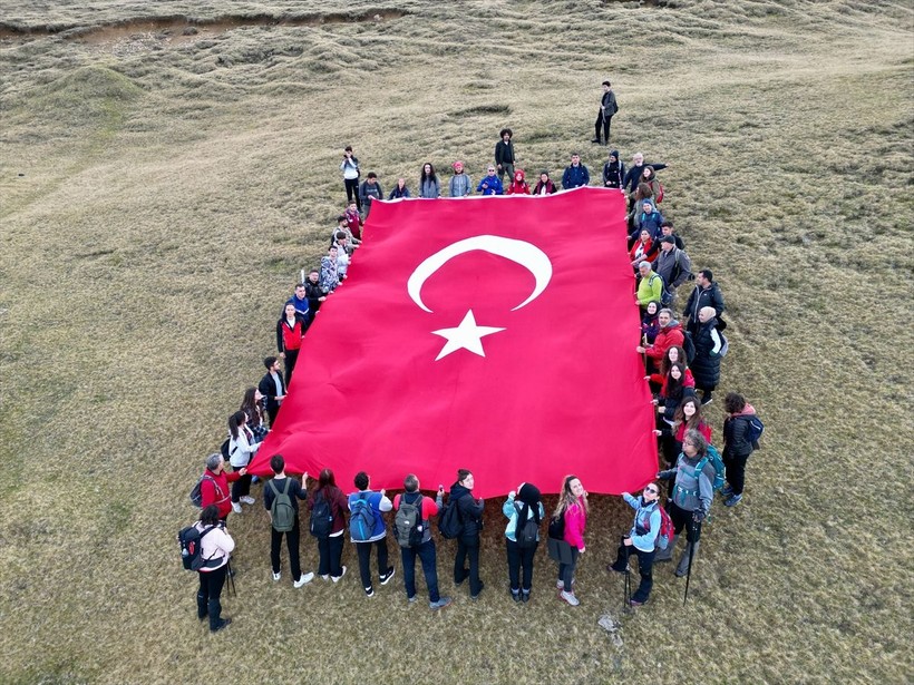Türkiye iliklerine kadar Cumhuriyet'i kutluyor! Nereye baksan kırmızı-beyaz! 🤍❤️Meydanlarda 7'den 70'e 100. yıl coşkusu - Resim: 201