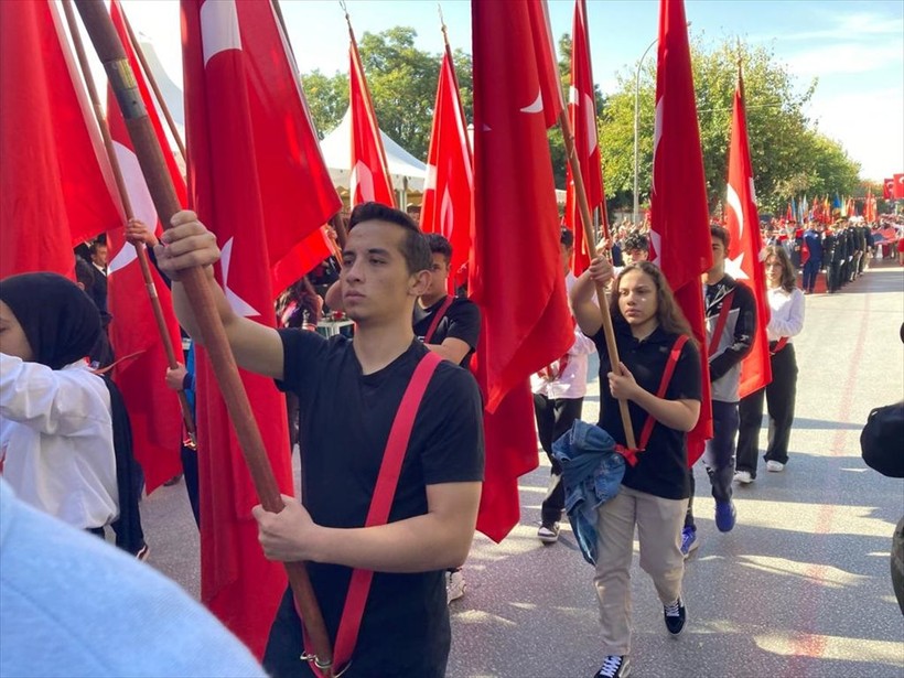 Türkiye iliklerine kadar Cumhuriyet'i kutluyor! Nereye baksan kırmızı-beyaz! 🤍❤️Meydanlarda 7'den 70'e 100. yıl coşkusu - Resim: 459