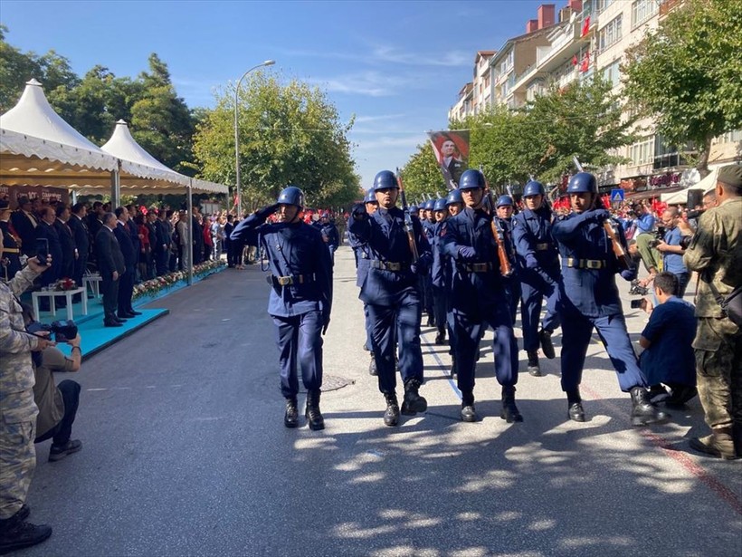 Türkiye iliklerine kadar Cumhuriyet'i kutluyor! Nereye baksan kırmızı-beyaz! 🤍❤️Meydanlarda 7'den 70'e 100. yıl coşkusu - Resim: 460
