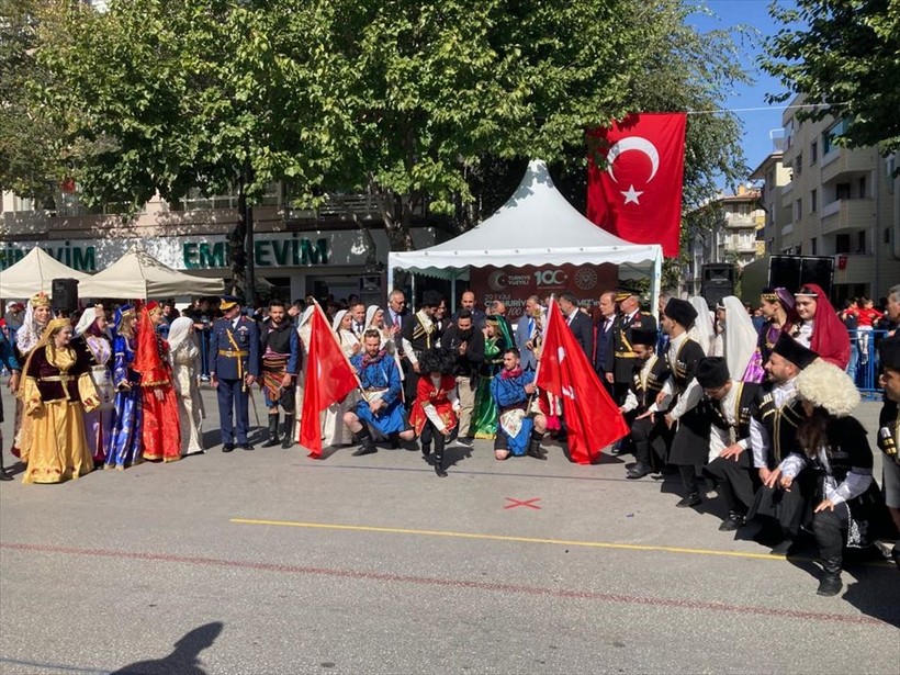 Türkiye iliklerine kadar Cumhuriyet'i kutluyor! Nereye baksan kırmızı-beyaz! 🤍❤️Meydanlarda 7'den 70'e 100. yıl coşkusu - Resim: 461