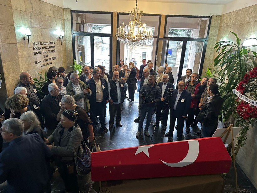 Gazeteci Osman Saffet Arolat son yolculuğuna uğurlandı - Resim: 5