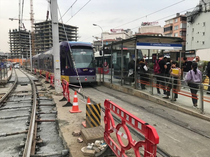 İstanbul'da tramvay raydan çıktı! Kabataş-Bağcılar Tramvay Hattı yolcuları yaya kaldı - Resim: 2