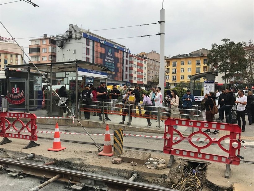 İstanbul'da tramvay raydan çıktı! Kabataş-Bağcılar Tramvay Hattı yolcuları yaya kaldı - Resim: 3