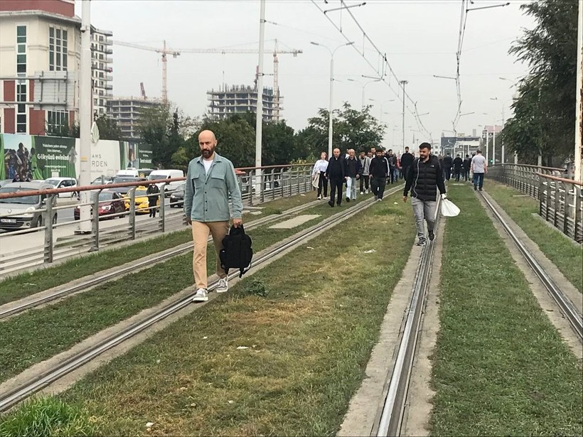 İstanbul'da tramvay raydan çıktı! Kabataş-Bağcılar Tramvay Hattı yolcuları yaya kaldı - Resim: 11