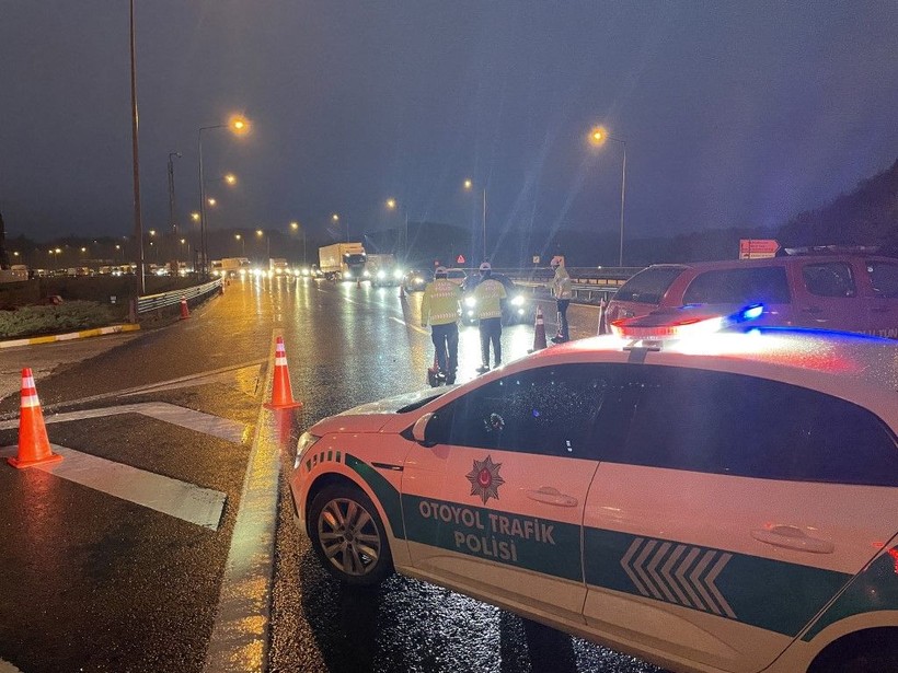 Anadolu Otoyolu Bolu Dağı Tüneli İstanbul yönü kapatıldı! Heyelan riski bulunuyor - Resim: 1