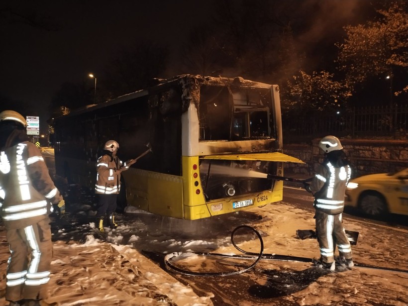 Üsküdar'da İETT otobüsü yandı - Resim: 2