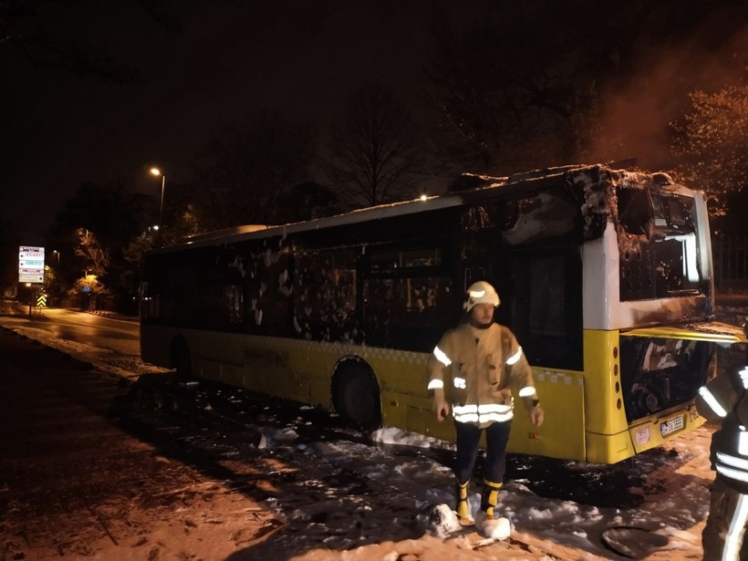 Üsküdar'da İETT otobüsü yandı - Resim: 1