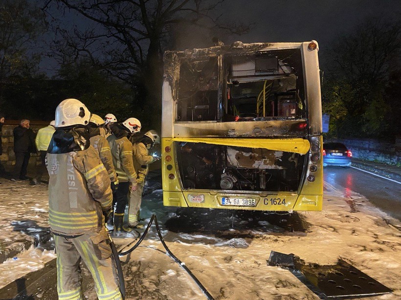 Üsküdar'da İETT otobüsü yandı - Resim: 7