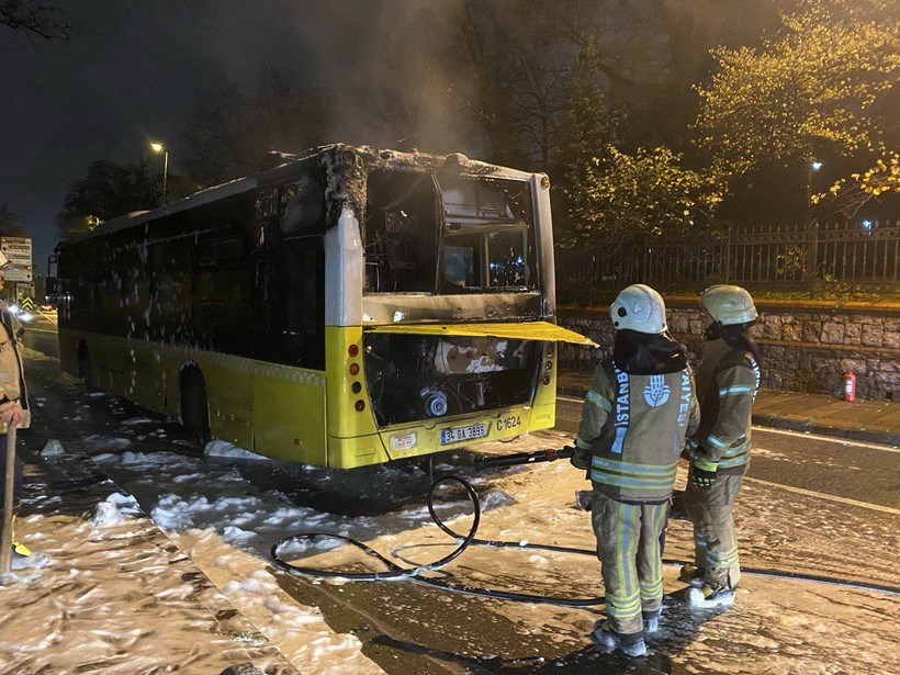 Üsküdar'da İETT otobüsü yandı - Resim: 4
