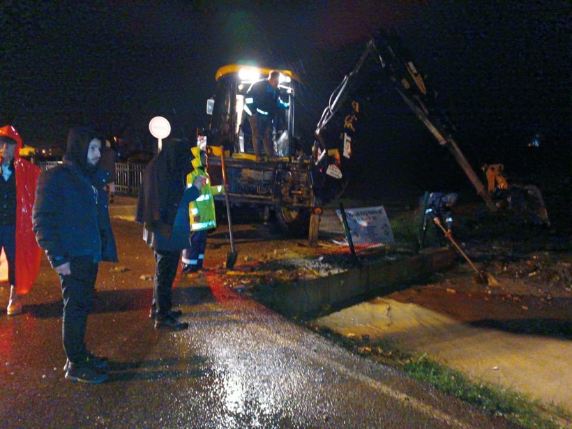 Çanakkale'de şiddetli yağış hayatı olumsuz etkiledi! Dere taştı, araç sele kapıldı - Resim: 6