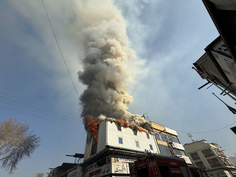 Kayseri'de sanayi sitesinde yangın çıktı! 2 saatlik çalışmanın ardından yangın kontrol altına alındı - Resim: 3