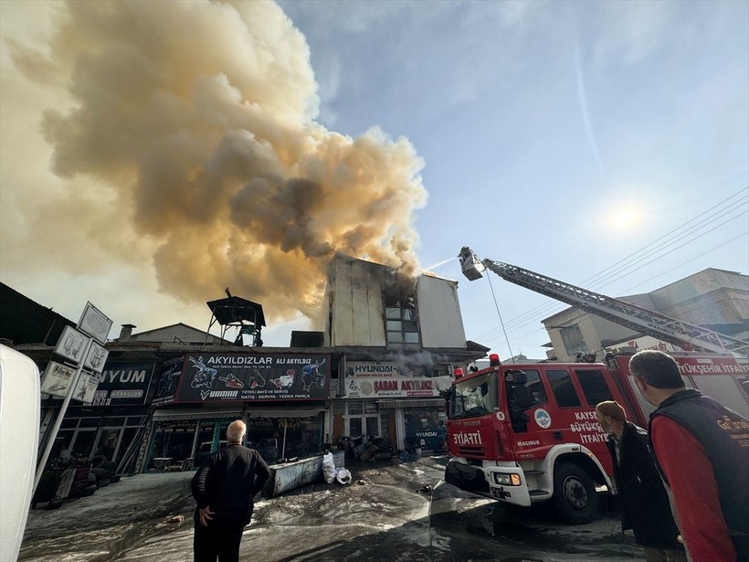 Kayseri'de sanayi sitesinde yangın çıktı! 2 saatlik çalışmanın ardından yangın kontrol altına alındı - Resim: 6