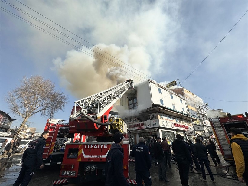 Kayseri'de sanayi sitesinde yangın çıktı! 2 saatlik çalışmanın ardından yangın kontrol altına alındı - Resim: 9