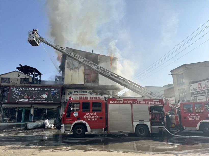 Kayseri'de sanayi sitesinde yangın çıktı! 2 saatlik çalışmanın ardından yangın kontrol altına alındı - Resim: 11