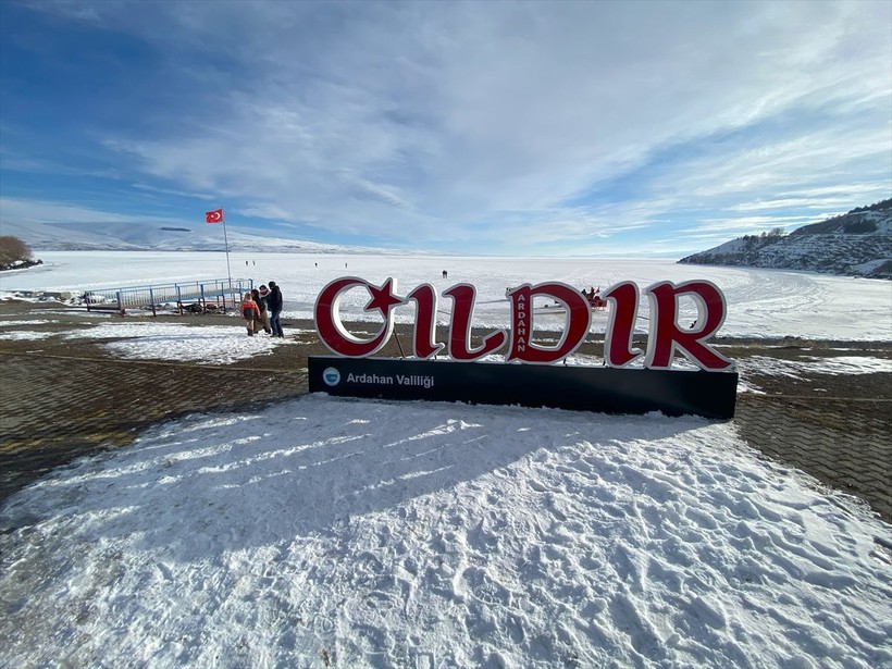Ardahan'da Çıldır Gölü buz tuttu! Buz tabakası kalınlığı istenen seviyeye ulaştı - Resim: 4