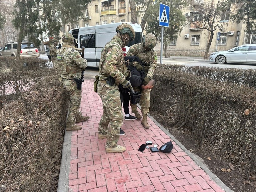 Kırgızistan'da darbe hazırlığında olduğu belirtilen gruba operasyon düzenlendi - Resim: 7
