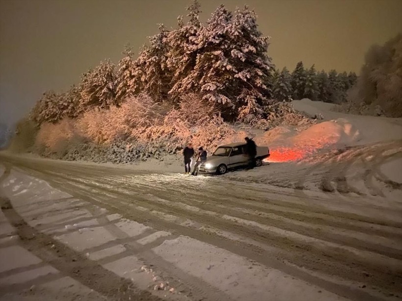 AKOM'dan gizli buzlanma uyarısı! İstanbul'a kar ne zaman yağacak? Özellikle 'öğle' saatlerine dikkat edin 🌨️❄️☃️| 12 OCAK HAVA DURUMU NASIL? - Resim: 1