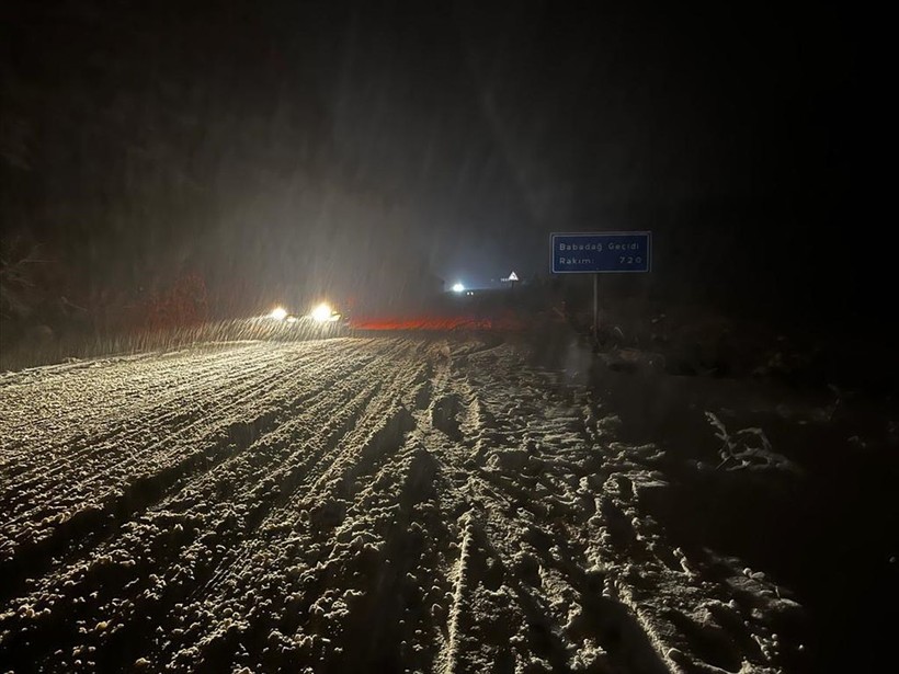 AKOM'dan gizli buzlanma uyarısı! İstanbul'a kar ne zaman yağacak? Özellikle 'öğle' saatlerine dikkat edin 🌨️❄️☃️| 12 OCAK HAVA DURUMU NASIL? - Resim: 2