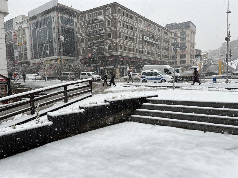 AKOM'dan gizli buzlanma uyarısı! İstanbul'a kar ne zaman yağacak? Özellikle 'öğle' saatlerine dikkat edin 🌨️❄️☃️| 12 OCAK HAVA DURUMU NASIL? - Resim: 25