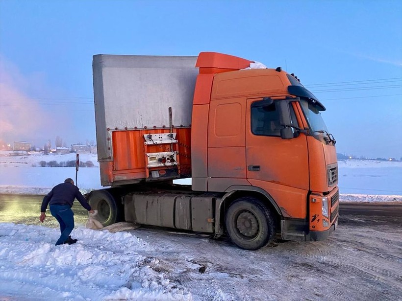 Doğu Anadolu'da dondurucu soğuklar etkisini gösteriyor! Akarsular dondu, çatılar buz tuttu - Resim: 24
