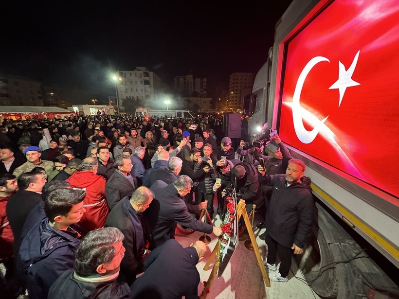 Hatay, Adıyaman ve Osmaniye'de hayatını kaybedenler için 'sessiz yürüyüş' düzenlendi - Resim: 25