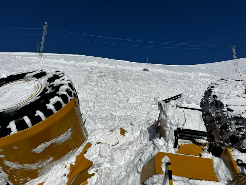 Erzurum'da üzerine çığ düşen iş makinesinin operatörü 80 metrelik uçuruma sürüklendi - Resim: 6